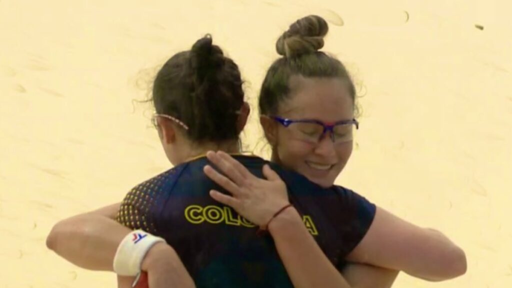 Lucía Bautista y Laura Tovar celebrando.