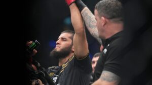 Islam Makhachev advierte a la UFC: “No voy a dejar vacante mi título de peso ligero”