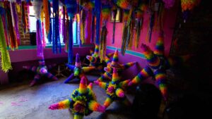 ¿Qué es una piñata? El significado y la historia del tradicional arreglo navideño y de las posadas