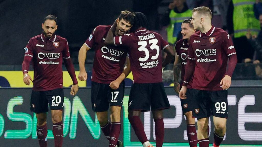 Guillermo Ochoa volvió a ser titular con la Salernitana en el partido que midió a su equipo ante el conjunto del Napoli.