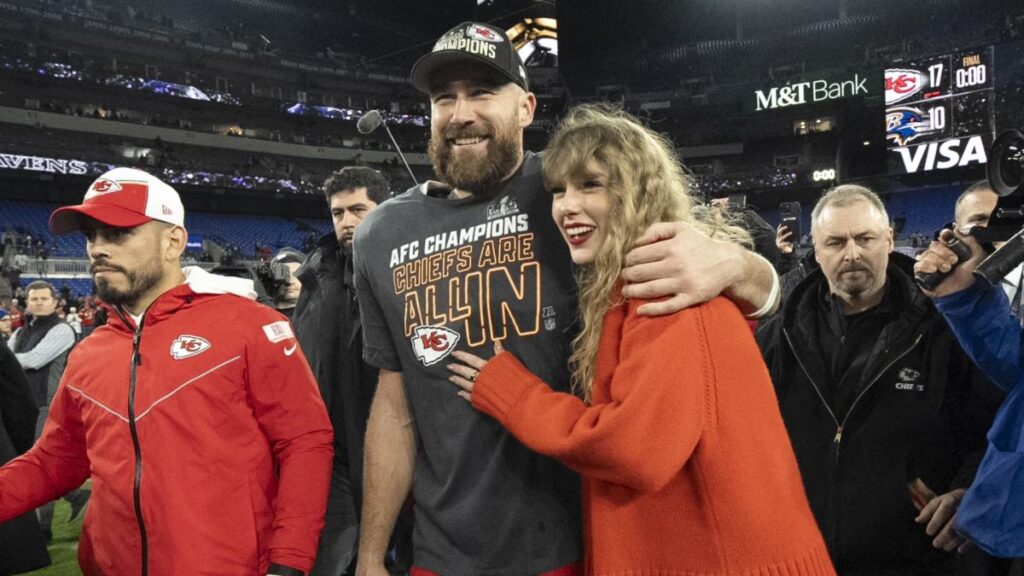 Estará Travis Kelce con Taylor Swift en los Grammy | AP