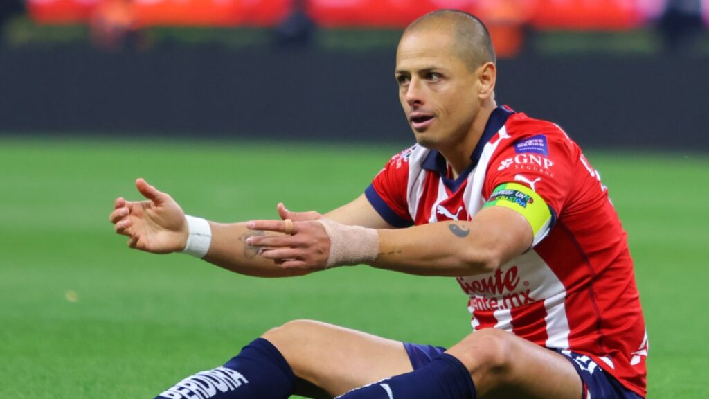 Chicharito dice adiós al partido entre Chivas y Pachuca de este sábado por una lesión muscular.