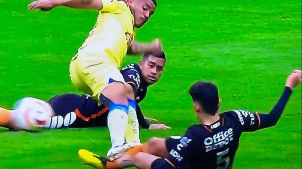 Jonathan dos Santos debió haber sido expulsado en una jugada que marcó el rumbo de la eliminatoria entre América y Pachuca.