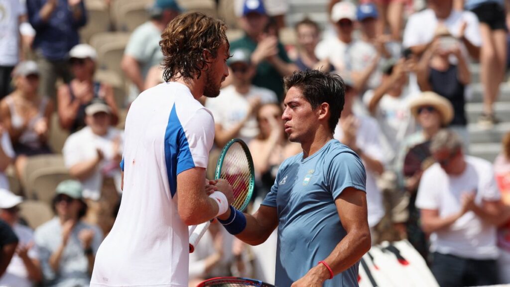 Sebastián Báez perdió con Stefanos Tsitsipas y quedó eliminado en Paris 2024 | Reuters