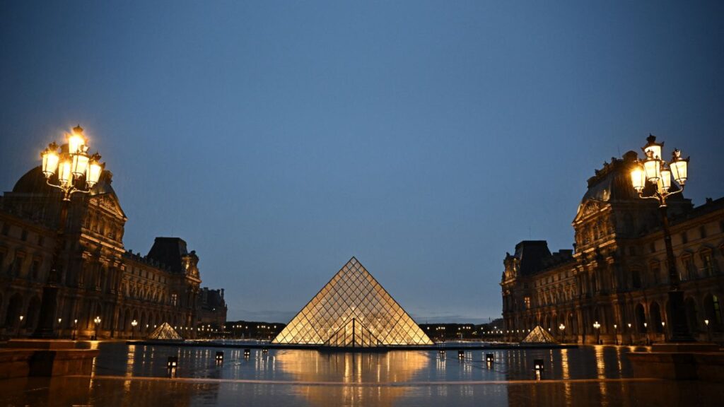 El Museo de Louvre, uno de los sitios más emblemáticos de París | Reuters