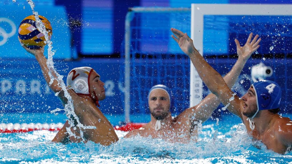 Grecia vence a Montenegro en el waterpolo varonil | Reuters