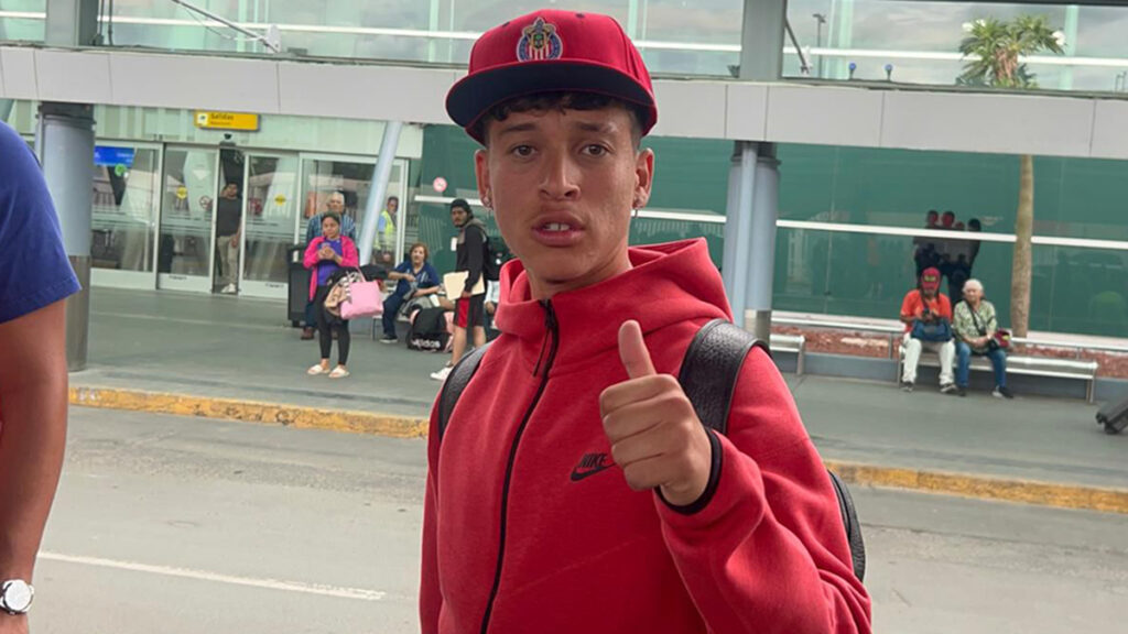 Fidel Barajas llega a Guadalajara para reportar con las Chivas