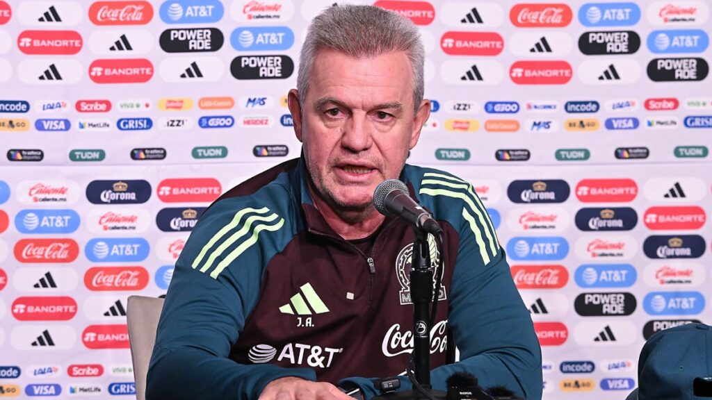 Javier Aguirre revela a Luis Malagón y al Chino Huerta como titulares ante Canadá