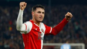 Santiago Giménez viaja a Italia para cerrar su fichaje por el Milan