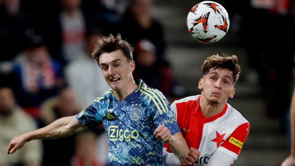 Ajax no aguantó los embates del Slavia Praga por lo que terminaron dividiendo unidades en su segundo partido de la Europa League.