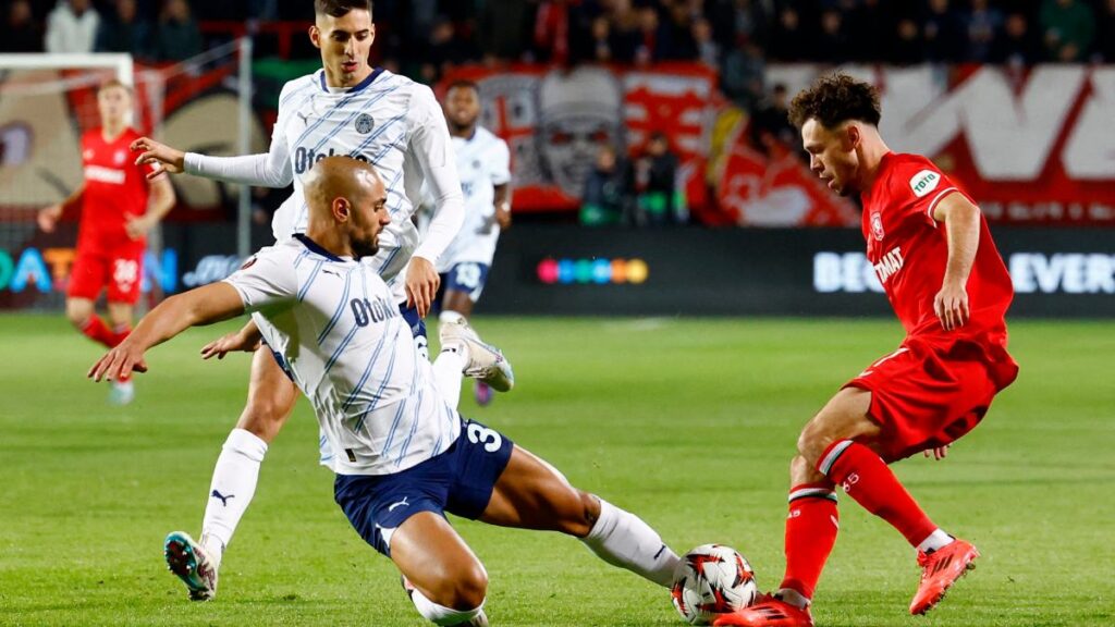 El partido entre Twente y Fenerbahce se saldó con un empate 1-1 gracias a dos pinceladas de los jugadores de ambos conjuntos.