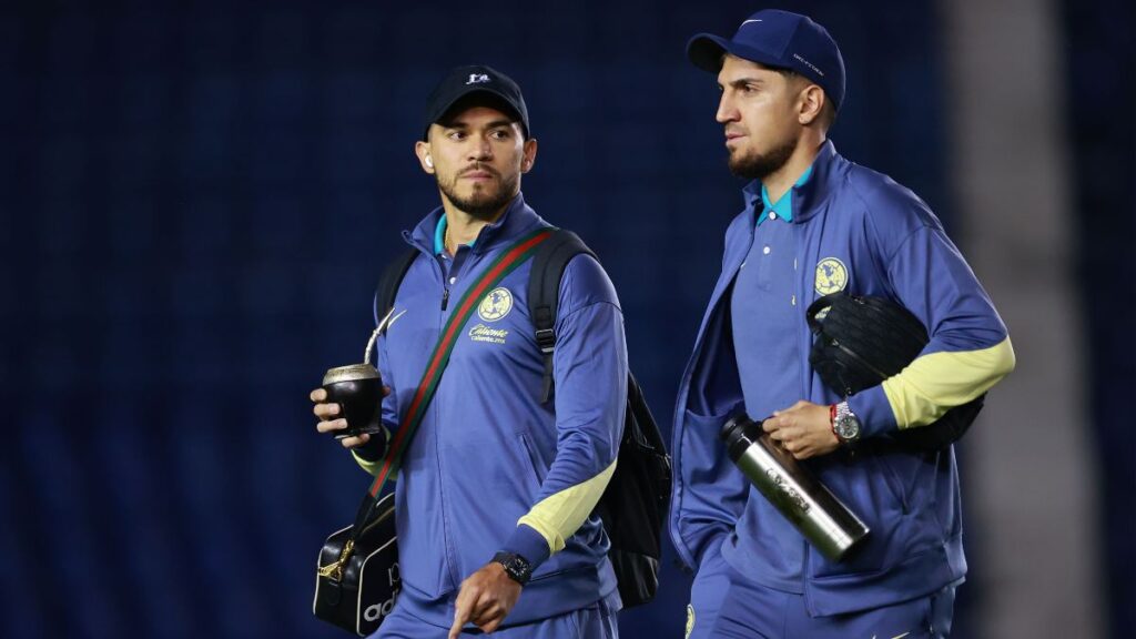 Ciudad de México, 24 de agosto del 2024. Henry Martín y Diego Valdés, durante el partido correspondiente a la jornada 5 del torneo Apertura 2024 de la Liga BBVA MX, entre las Águilas del América y el Club Puebla, celebrado en el Estadio Ciudad de los Deportes. Foto: Imago7/ Eloisa Sánchez
