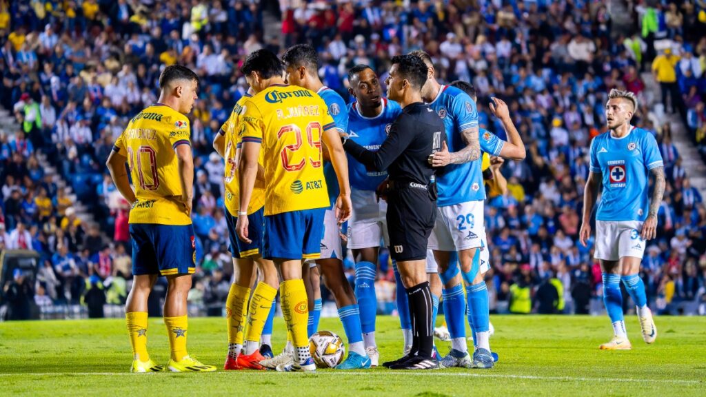 Ciudad de México, 8 de diciembre de 2024. Jugadores del Cruz Azul en reclamo a Adonaí Escobedo árbitro central, durante el partido de vuelta de las Semifinales del torneo Apertura 2024 de la Liga BBVA MX, entre la Máquina Celeste del Cruz Azul y las Águilas del América, celebrado en el estadio Ciudad de los Deportes. Foto: Imago7 / Diego Padilla