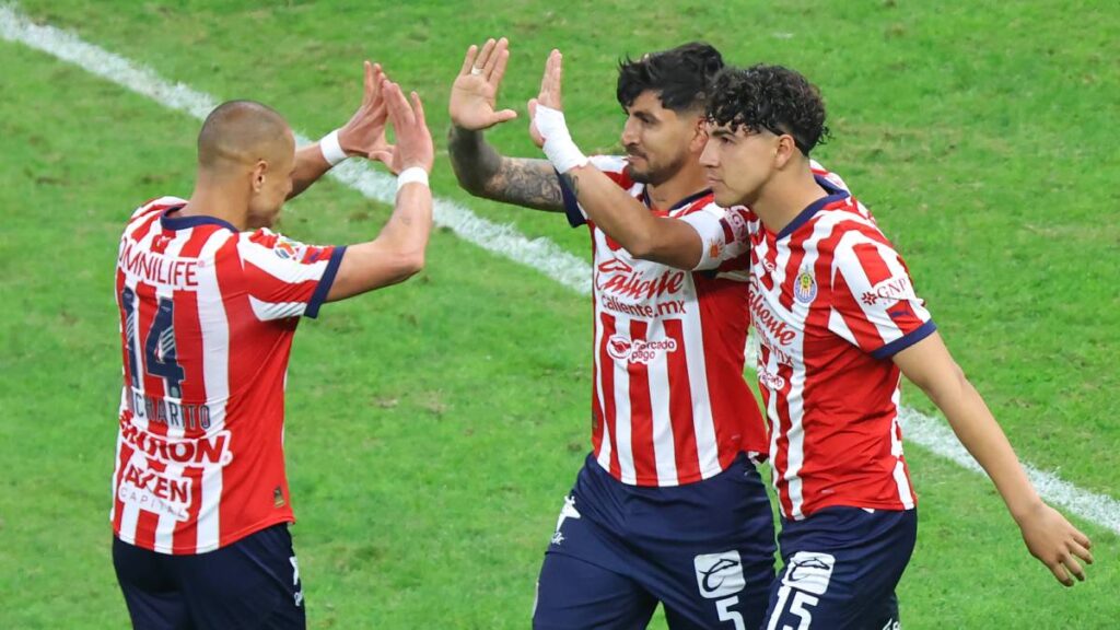 Javier Hernández 'Chicharito', Víctor Guzmán 'Pocho' y Erick Gutiérrez. Imago 7