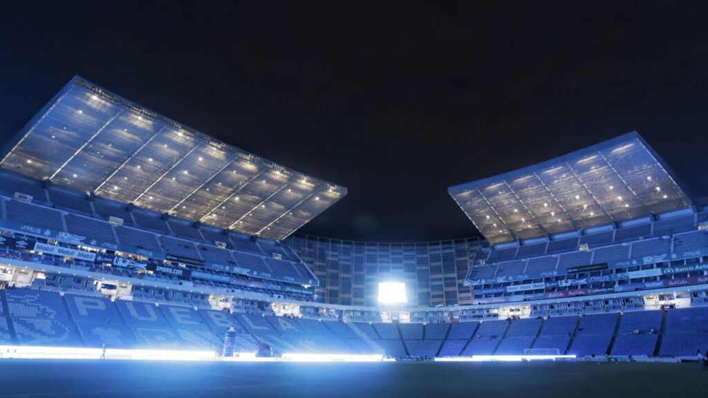 El Estadio Cuauhtémoc es azulcrema. Imago 7