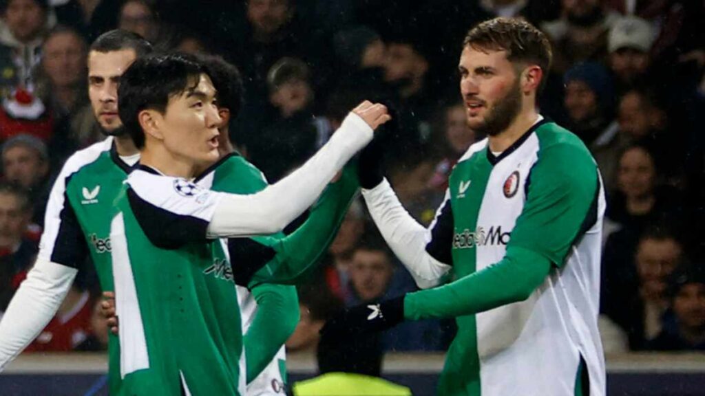 El Ajax-Feyenoord, clave para la negociación Milan-Santiago Giménez