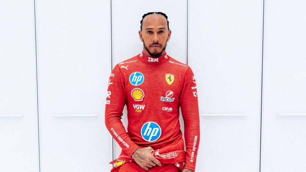 El inglés compartió su primera imagen con el traje rojo | Lewis Hamilton