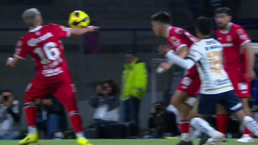 Para nuestro experto arbitral, Roberto García Orozco, es correcto que no se haya señalado penalti en la acción de Héctor Herrera