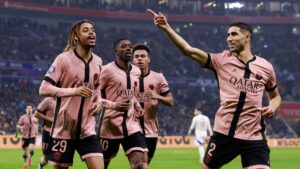 Achraf Hakimi marca doblete y el PSG sufre sobre el final para ganarle al Lyon