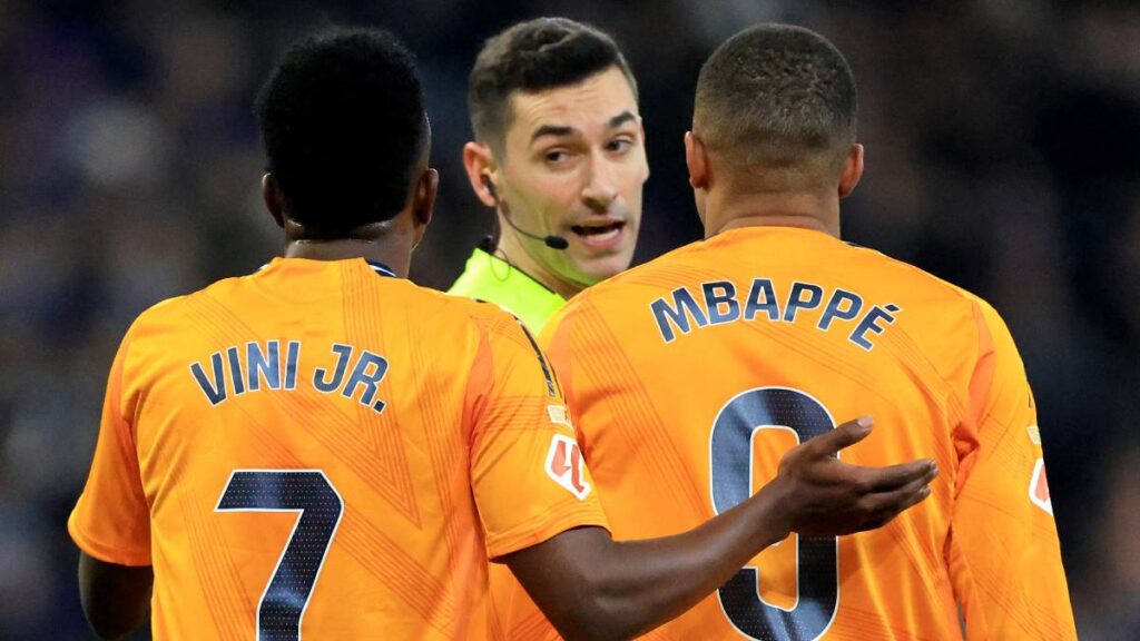 Alejandro Muñiz Ruiz discute con los jugadores del Real Madrid. Reuters