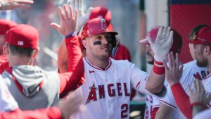 Mike Trout pasa del jardín central al derecho por esta razón