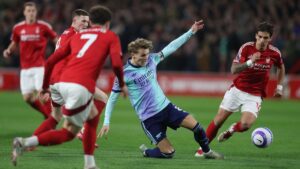 Arsenal y Nottingham Forest dividen puntos y se alejan del Liverpool