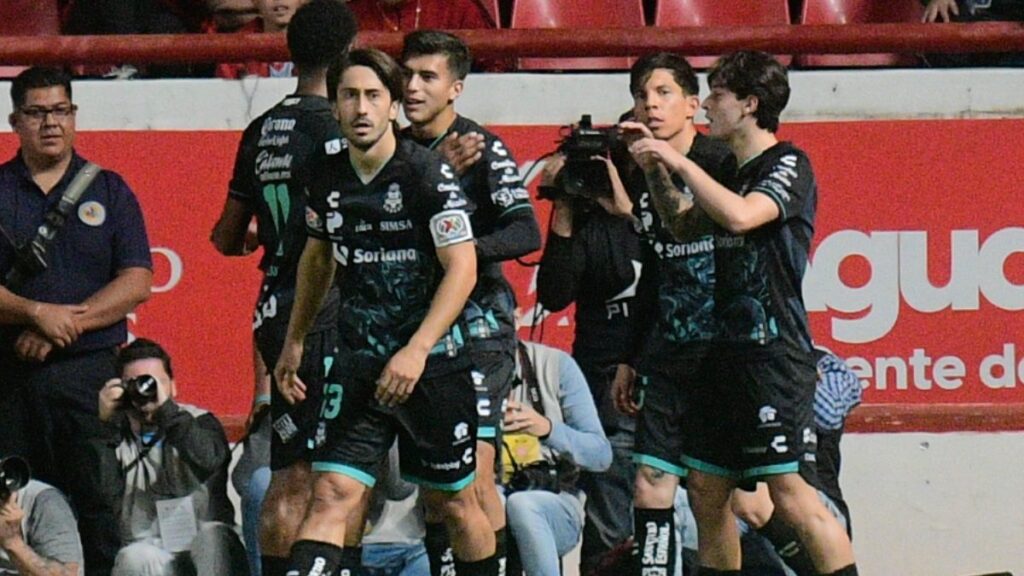 Aldo López le da un respiro a Santos tras firmar doblete ante Necaxa en el primer tiempo