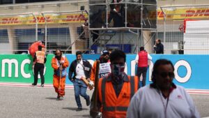 Apagón, vidrio roto y un camión en la pista: las inusuales banderas rojas en las prácticas de Bahréin