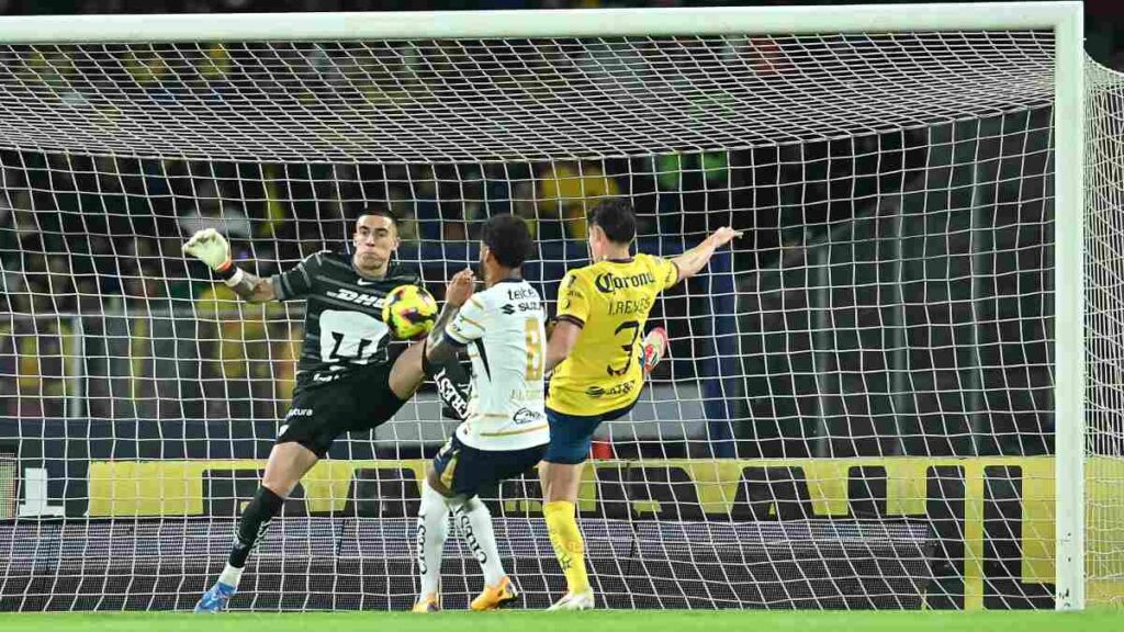 Alex Padilla debuta en la Liga MX en el Clásico Capitalino ante América