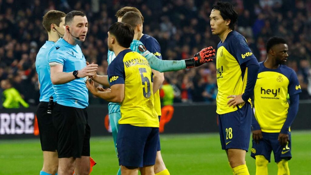 Portero del Ajax le rompe la nariz al delantero del Saint-Gilloise... ¡y no se marca penalti!