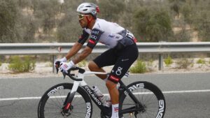 Juan Sebastián Molano no logra recuperarse de la caída que sufrió y se retira del UAE Tour