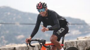 Egan Bernal entrena una semana después de fracturarse la clavícula