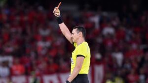 Wilmar Roldán pierde la paciencia y empuja a un jugador de Corinthians
