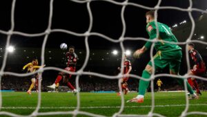 El Fulham saca vital triunfo ante Wolves en el regreso de Raúl Jiménez al Molineux