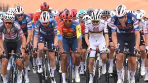 Dura caída de Juan Sebastián Molando en la primera etapa del UAE Tour; el mejor colombiano, Harold Tejada