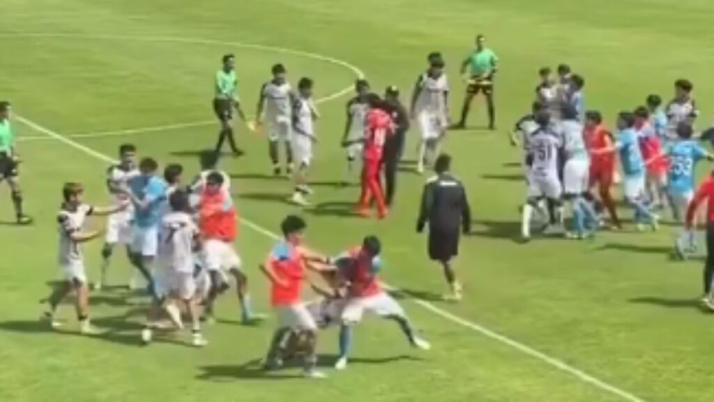 El partido se detuvo por una hora y media | Captura