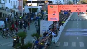 ¡Insólita equivocación en la Vuelta al Algarve! El pelotón se confunde en la última curva y se va detrás de los espectadores