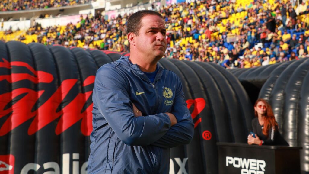Ciudad de México, 1 de febrero de 2025. Andre Jardine,Director Tècnico, durante el partido correspondiente a la jornada 5 del torneo Clausura 2025 de la Liga BBVA MX, entre las Águilas del América y los Bravos de FC Juárez, realizado en el estadio Ciudad de los Deportes. Foto: Imago7/ Manlio Contreras