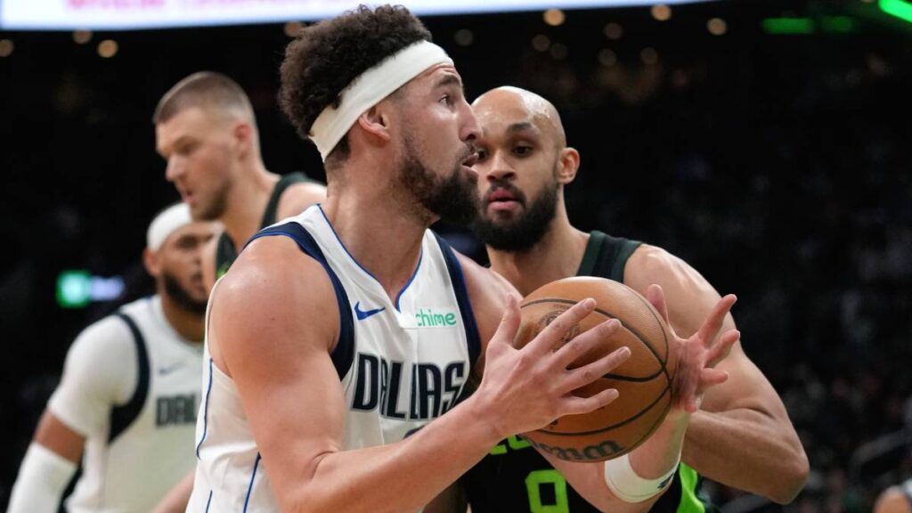 Klay Thompson destaca en el triunfo de los Mavs. AP