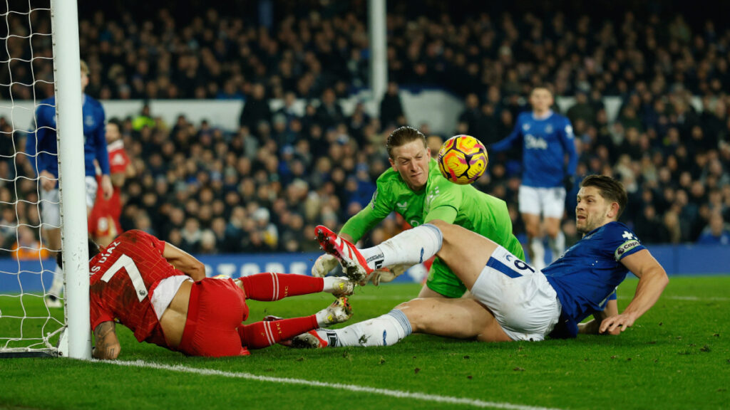 ‘Lucho’ Díaz, en una acción del juego entre Everton y Liverpool. | Reuters