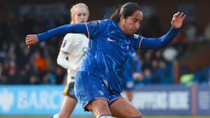 Mayra Ramírez se sigue luciendo en Inglaterra