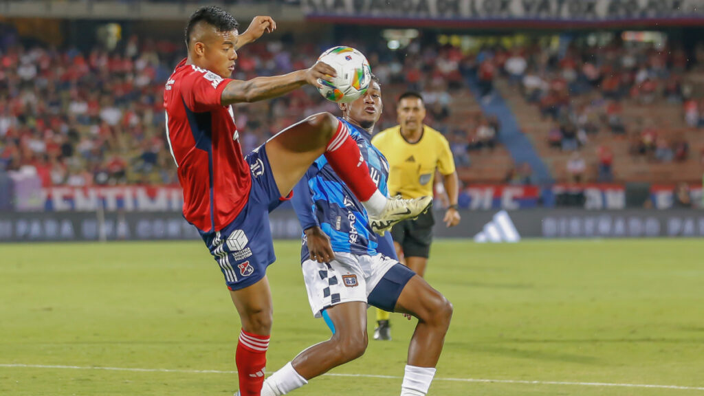 El 'Chino' Sandoval controla un balón. | VizzorImage