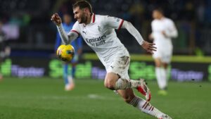 Santiago Gimenez asiste y el Milan remonta ante el Genoa de Johan Vásquez