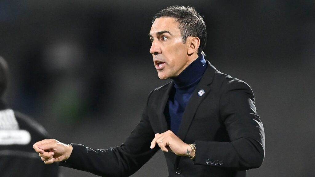 Ciudad de México, 8 de febrero de 2025. Vicente Sánchez, Director Técnico durante el partido correspondiente a la jornada 6 del torneo Clausura 2025 de la Liga BBVA MX, entre la Máquina Celeste del Cruz Azul y los Tuzos del Pachuca, realizado en el estadio Olímpico Universitario. Foto: Imago7/Etzel Espinosa