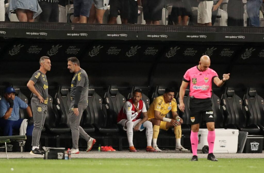 Neymar se queda en la banca. Reuters