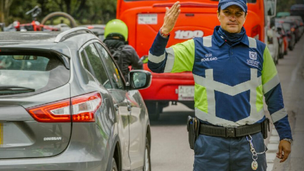 Agente de tránsito en Bogotá. - @SectorMovilidad.