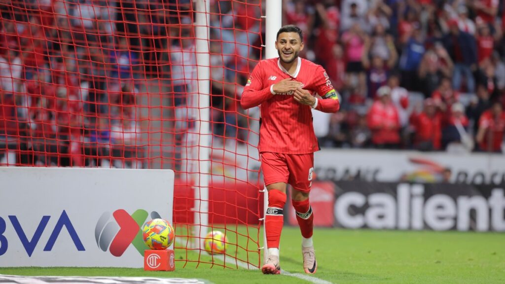 Alexis Vega en festejo de gol