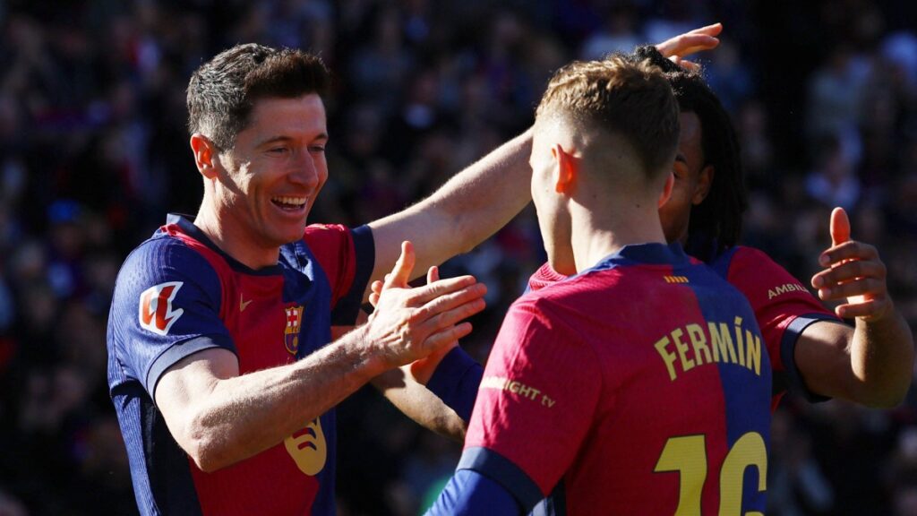 Barcelona mantiene la distancia en el liderato con goleada ante el Girona