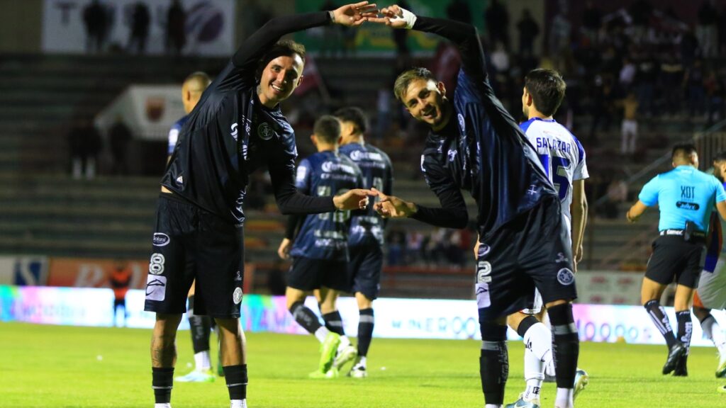 Los Mineros dominan el 'combate' y se llevan la victoria en casa ante Correcaminos