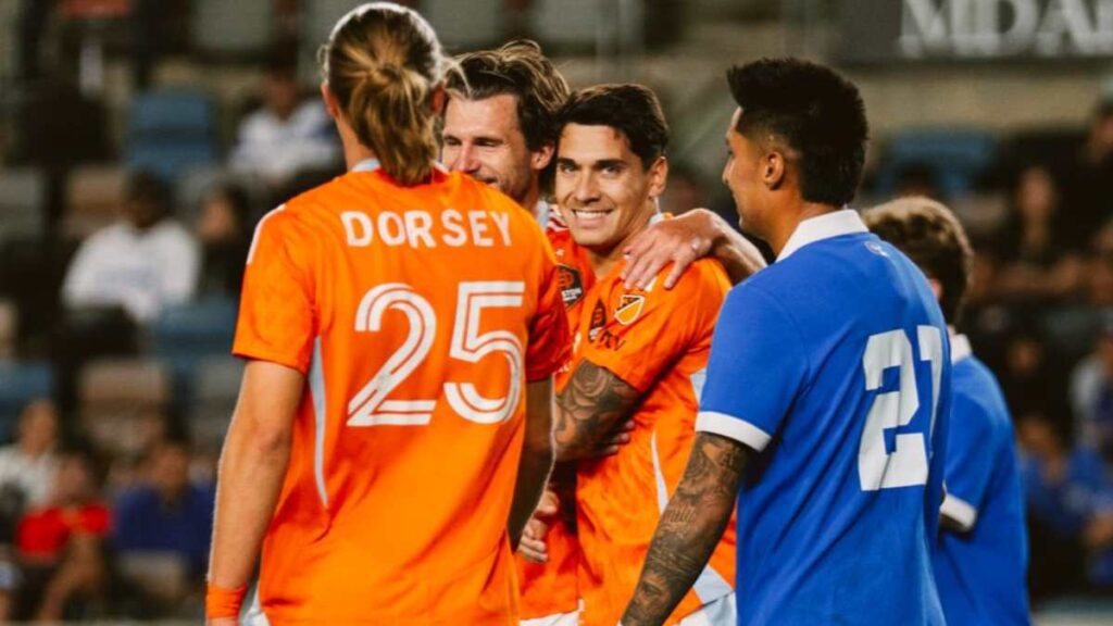 La selección de El Salvador cae en amistoso ante Houston Dynamo, en el debut de Hernán Gómez